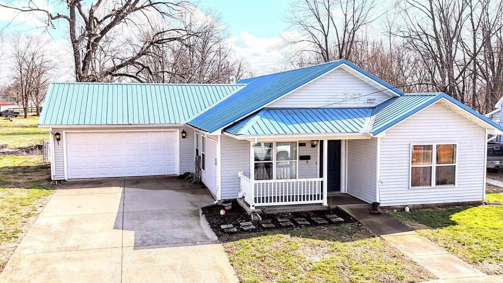 3 bedroom house for sale at 323 W Alton St Bicknell - $144,900