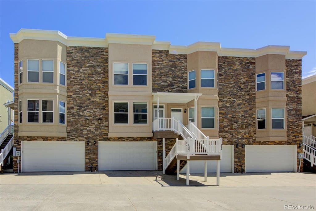 3 bedroom townhouse for sale at 832 N Vernon Dr Central City - $500,000