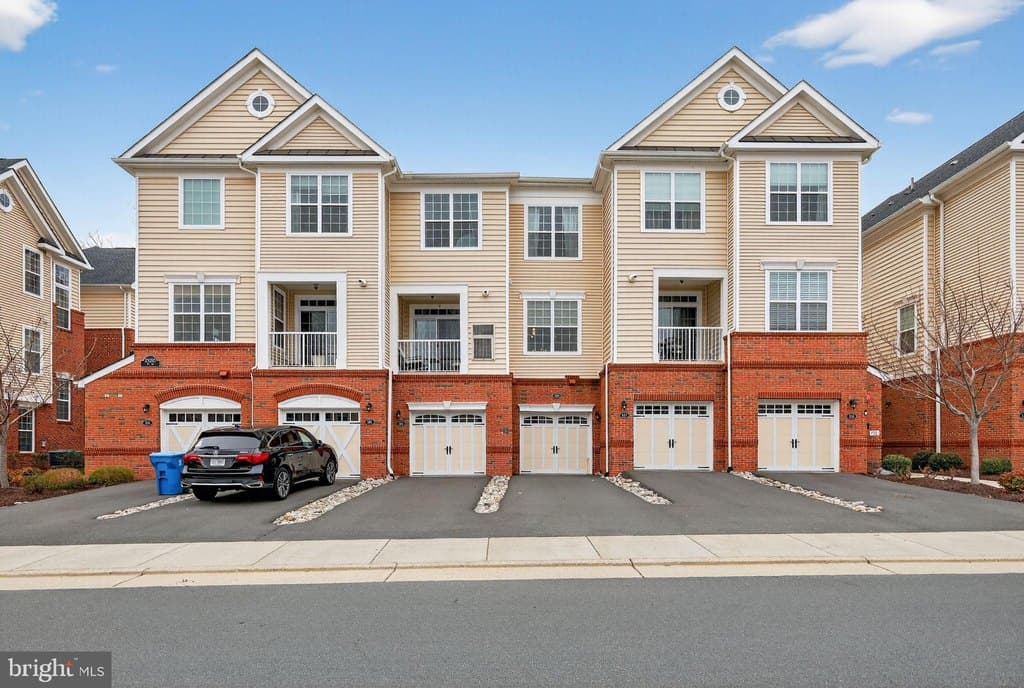 2 bedroom condo for sale at 23255 Milltown Knoll Sq Unit 104 Ashburn 20148 - $517,000