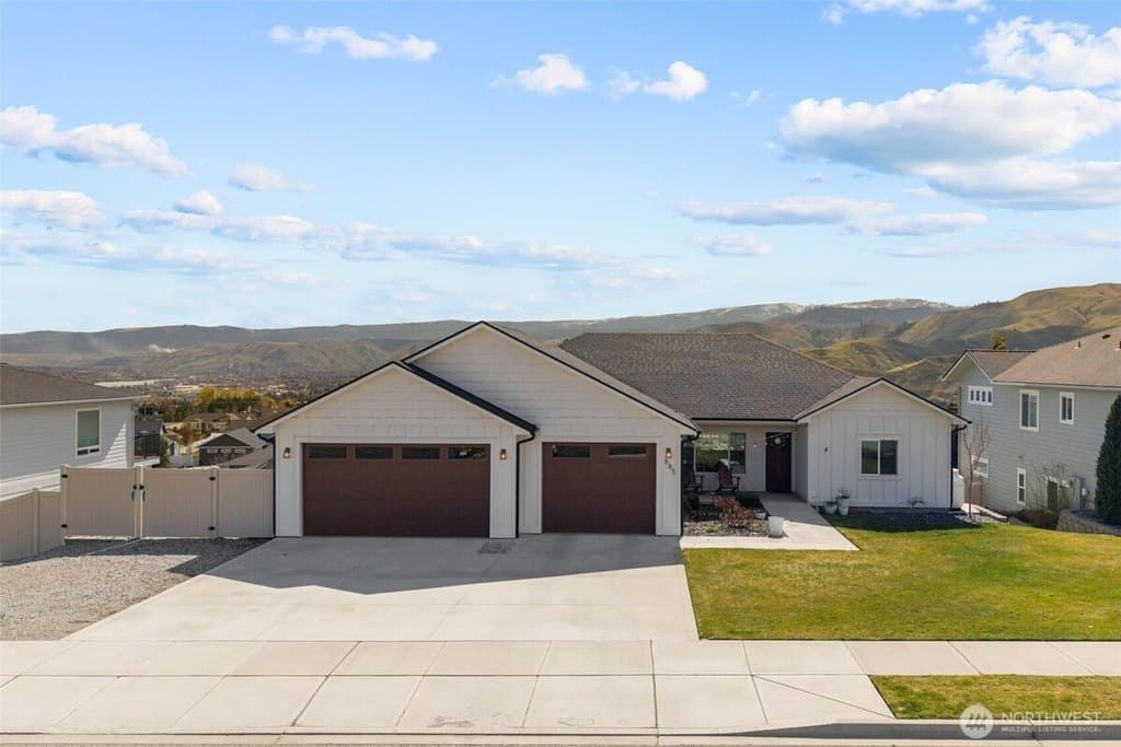 4 bedroom house for sale at 885 Autumn Crest Dr Wenatchee 98801 - $1,249,000