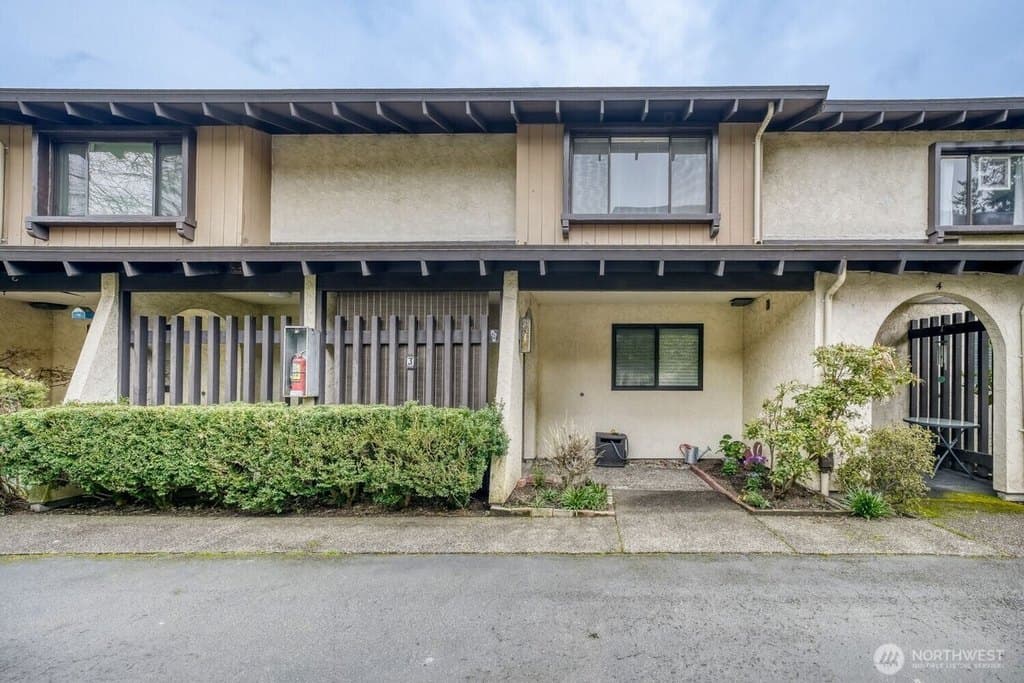 2 bedroom condo for sale at 1723 NE 179th St Apt 3 Shoreline 98155 - $420,000