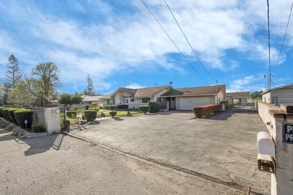 2 bedroom house for sale at 4678 E Woodbridge Rd Acampo - $559,000