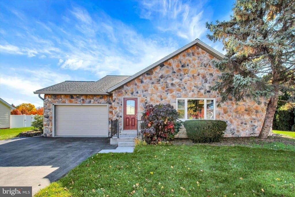 3 bedroom house for sale at 40 Glenwood Dr Arendtsville - $304,000