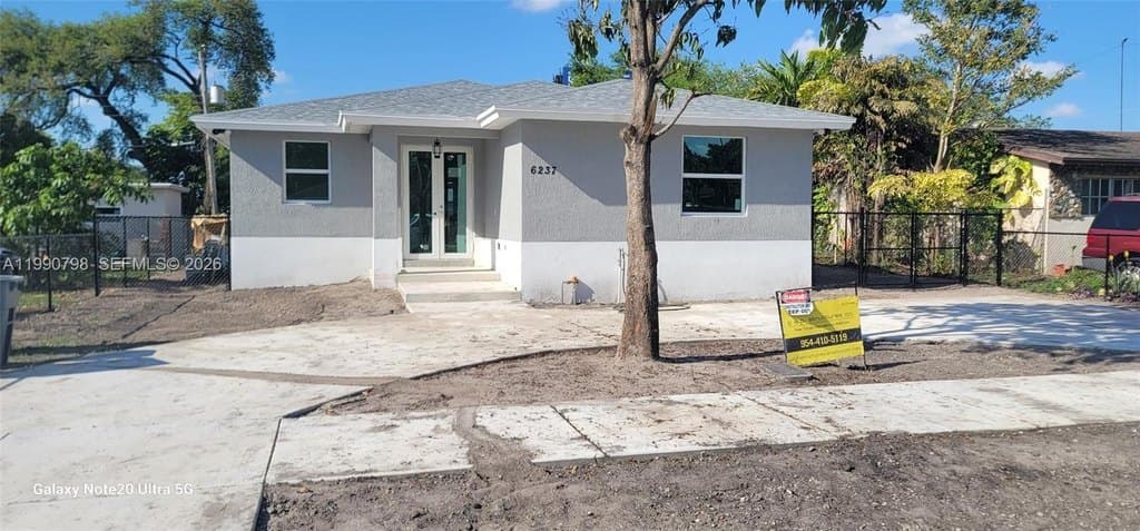 4 bedroom house for sale at 6237 Lincoln St Hollywood 33024 - $685,000