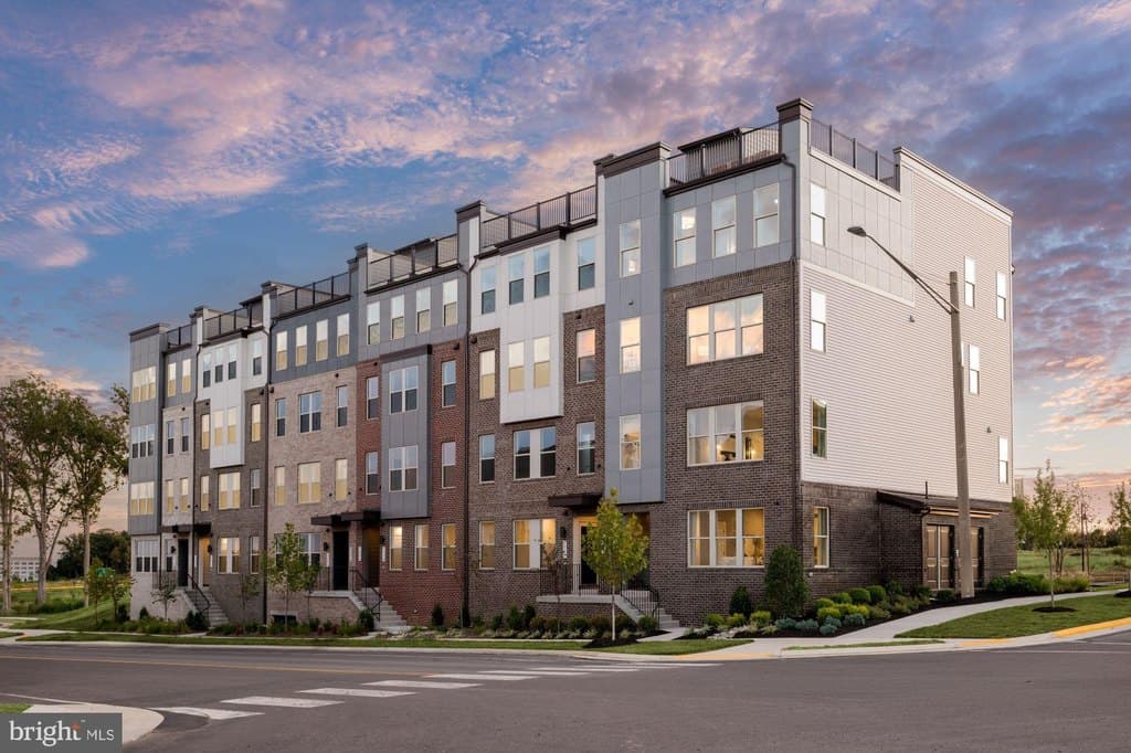 3 bedroom condo for sale at 8592 Lovelace St Manassas 20109 - $471,165