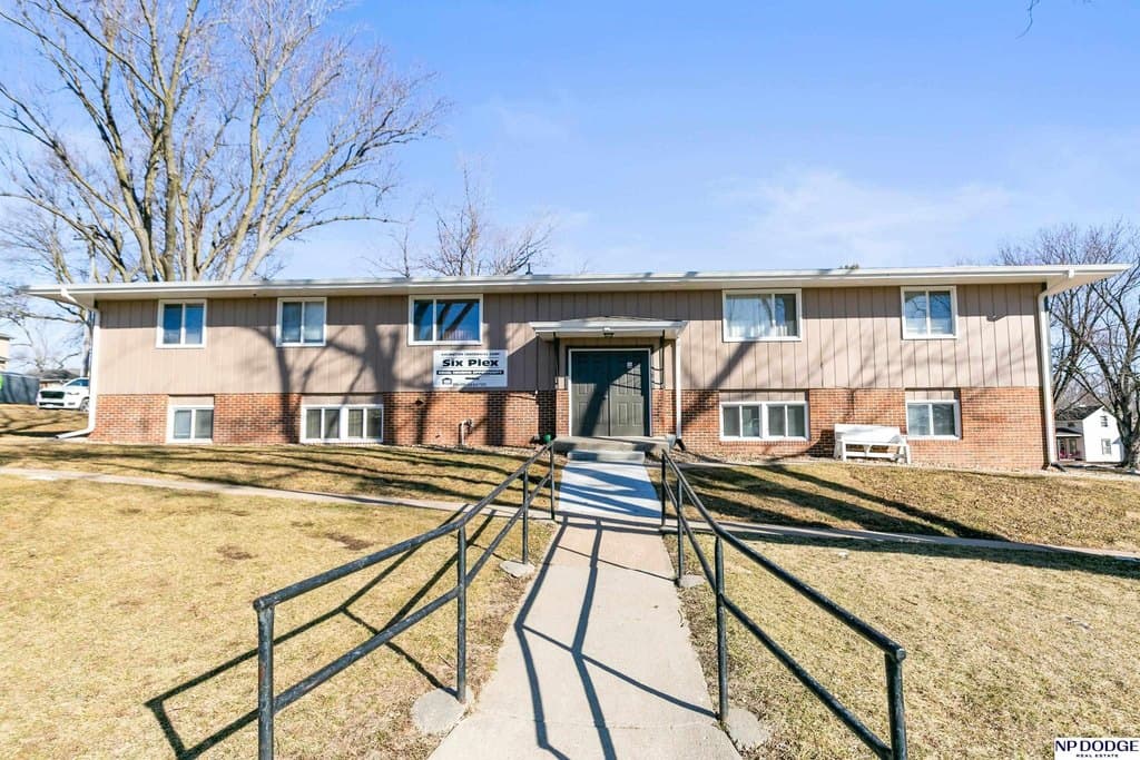 6 bedroom multi-family for sale at 710 W Elm St Arlington - $430,000