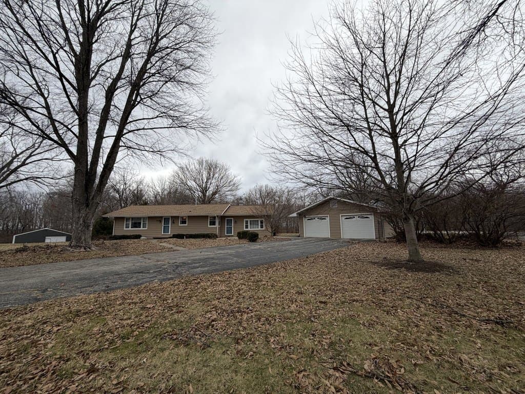 3 bedroom house for sale at 605 Douglas St Catlin - $199,900