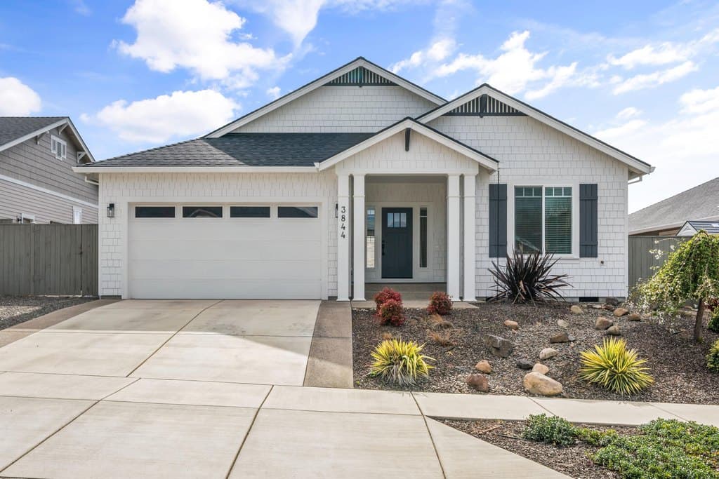3 bedroom house for sale at 3844 Arena Dr Medford - $625,000