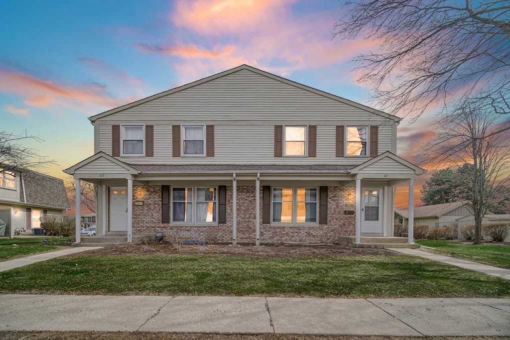 2 bedroom townhouse for sale at 611 Kendall Ct Schaumburg 60194 - $285,000