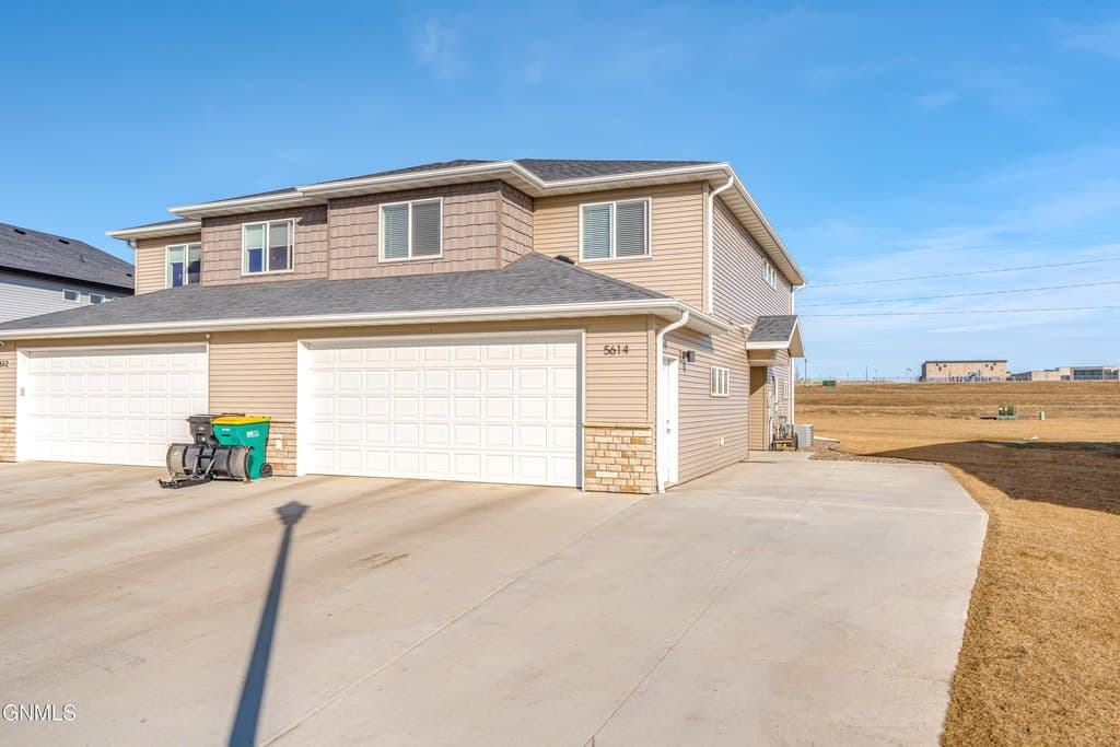 3 bedroom townhouse for sale at 5614 Iron Dr Bismarck - $409,900