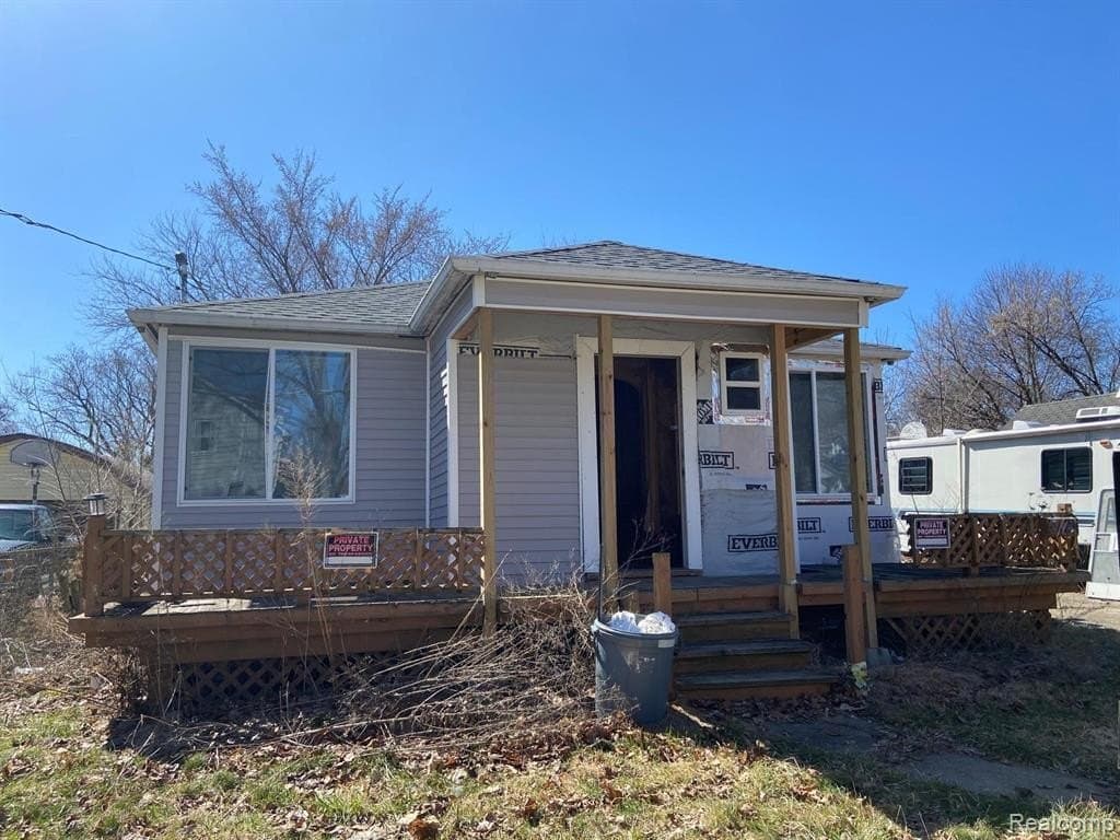 3 bedroom house for sale at 2428 Illinois Ave Flint 48506 - $45,999