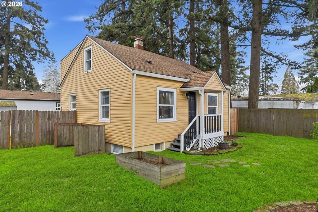 3 bedroom house for sale at 7930 SE Overland St Milwaukie 97222 - $419,000