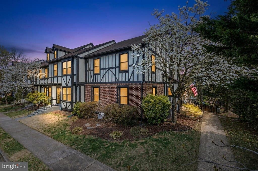 4 bedroom townhouse for sale at 1100 Snead Pl Herndon 20170 - $600,000