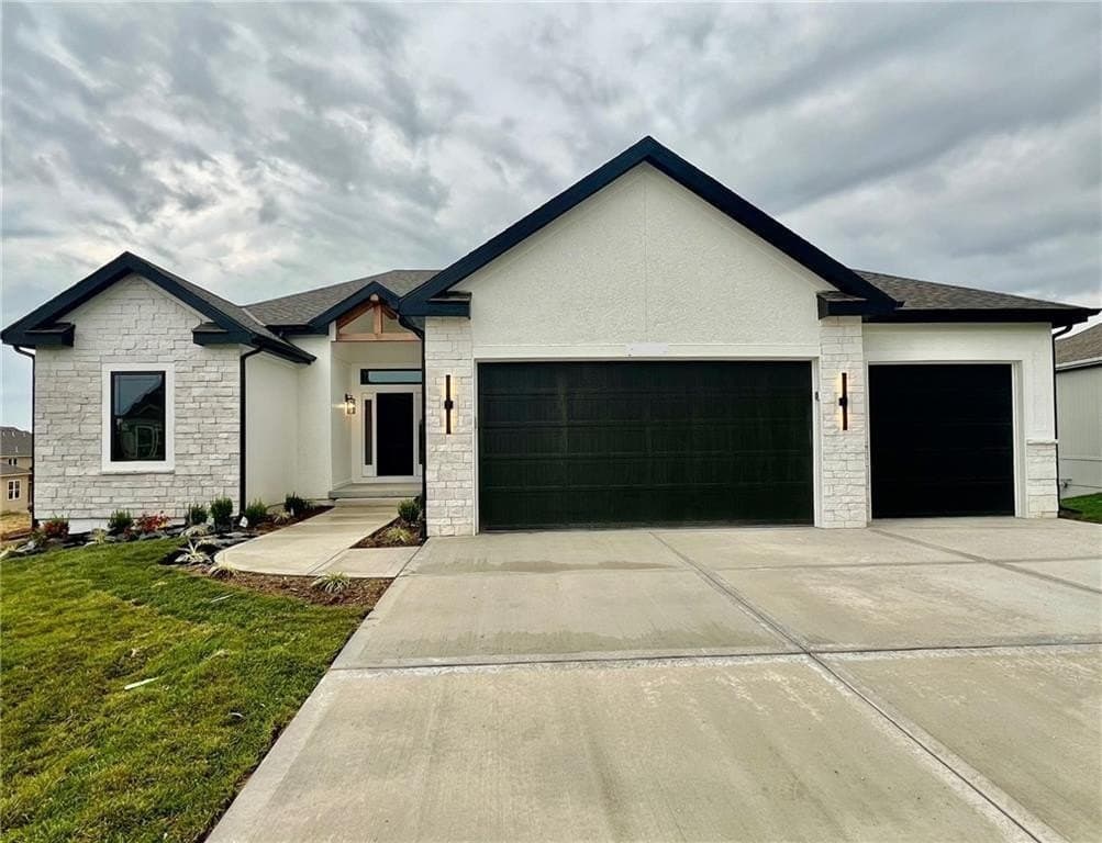 4 bedroom house for sale at 1925 Longview Dr Liberty 64068 - $549,000