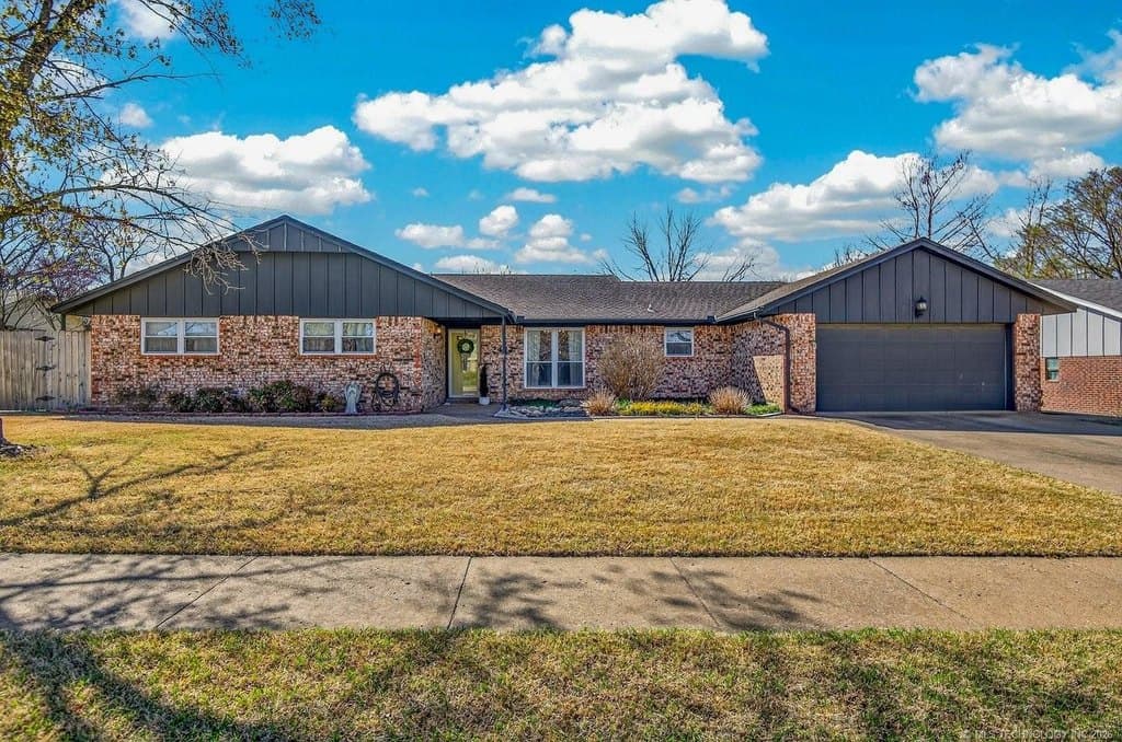 3 bedroom house for sale at 2417 Chapel Hill Rd Bartlesville 74006 - $299,000
