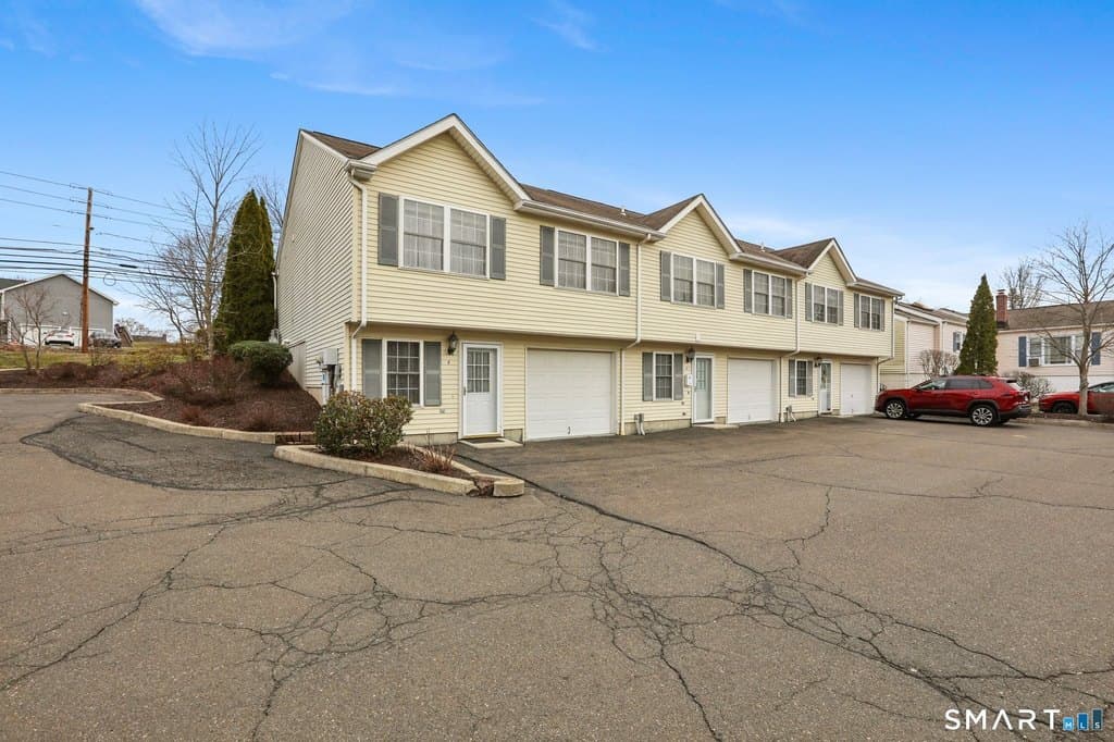 2 bedroom townhouse for sale at 56 Pembroke Rd Apt 4 Danbury 06811 - $349,900