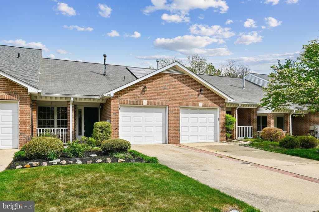 2 bedroom townhouse for sale at 907 Beacon Way Parole 21401 - $465,000