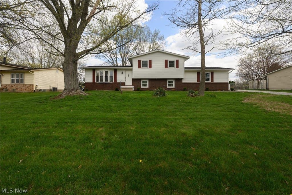 3 bedroom house for sale at 11490 Peach Glen Ave NW Uniontown 44685 - $329,900