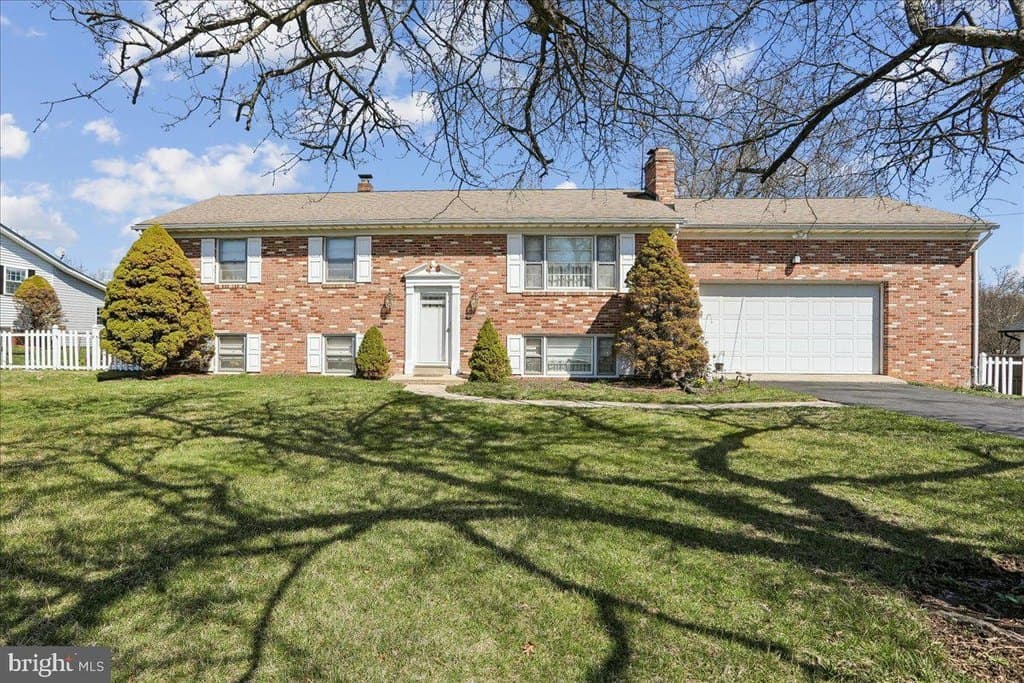 3 bedroom house for sale at 21909 Frederick Rd Clarksburg 20841 - $499,900