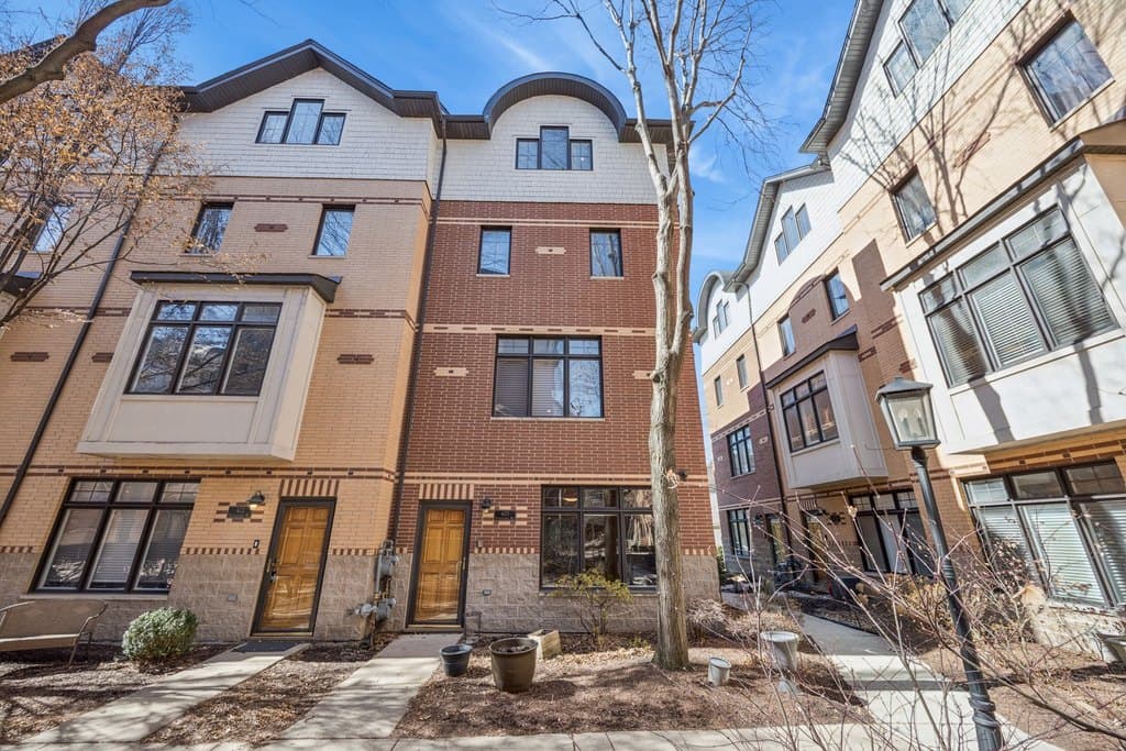 3 bedroom townhouse for sale at 420 Pennsylvania Way Oak Park 60302 - $625,000