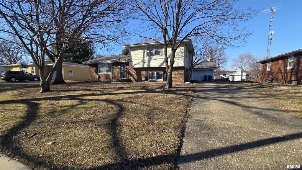 3 bedroom house for sale at 3413 E Carpenter St Springfield - $55,000