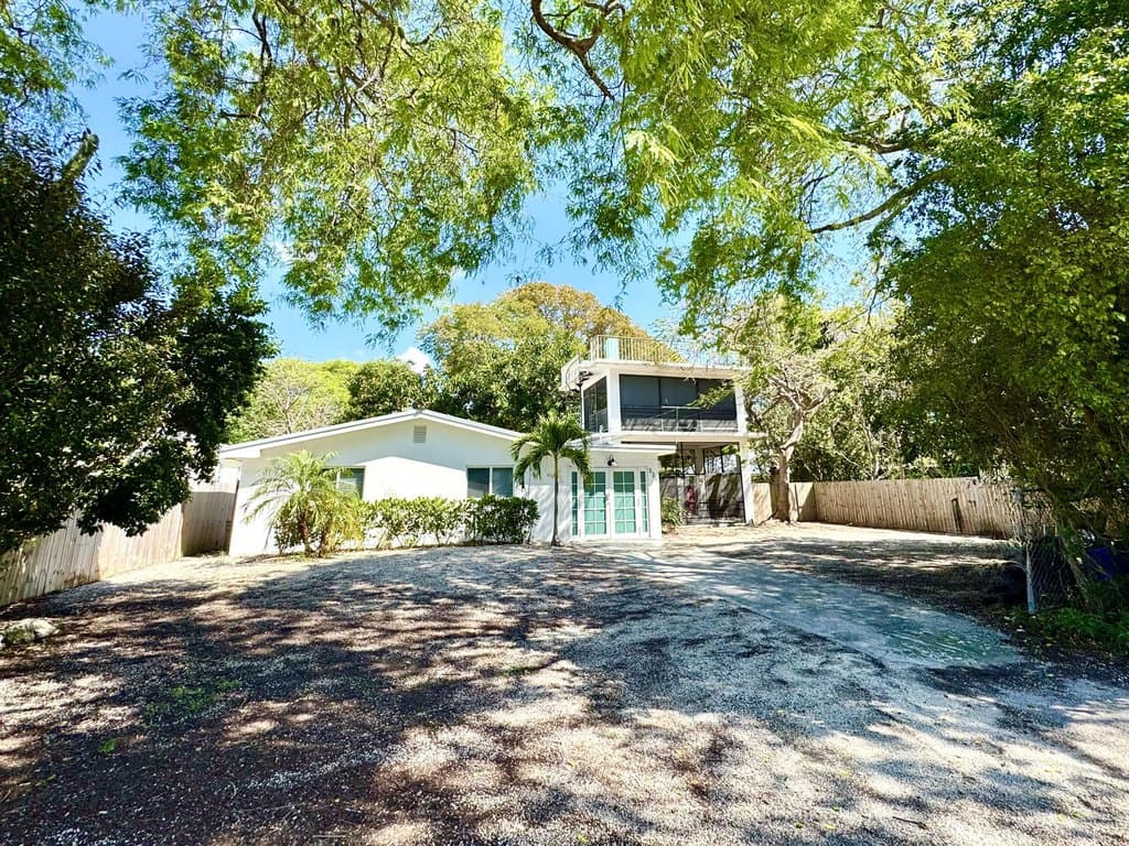2 bedroom house for sale at 527 Plante St Key Largo 33037 - $599,000