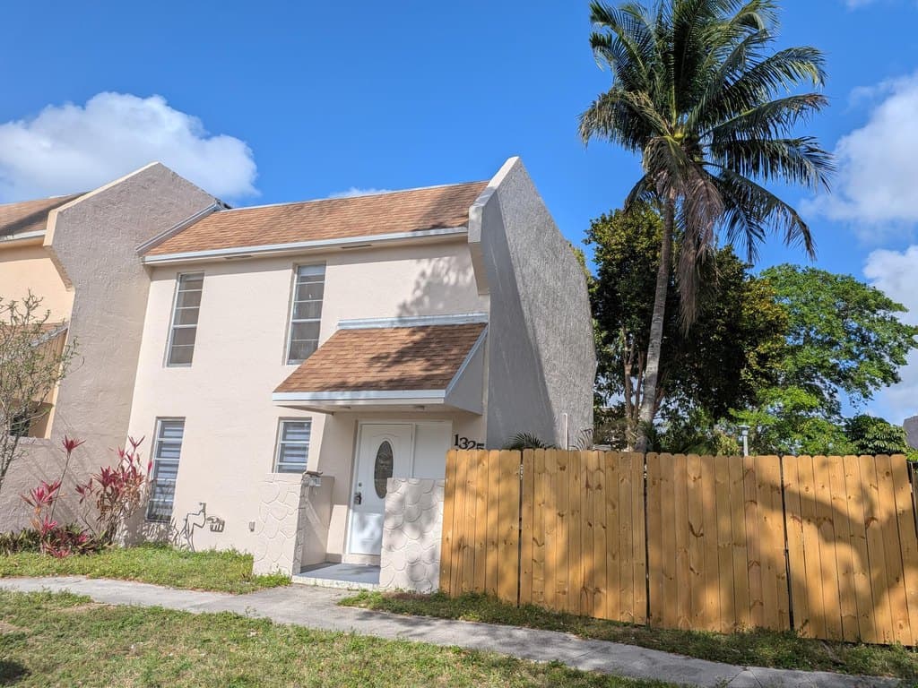 3 bedroom townhouse for sale at 1325 Silverado Unit 1325 North Lauderdale - $330,000