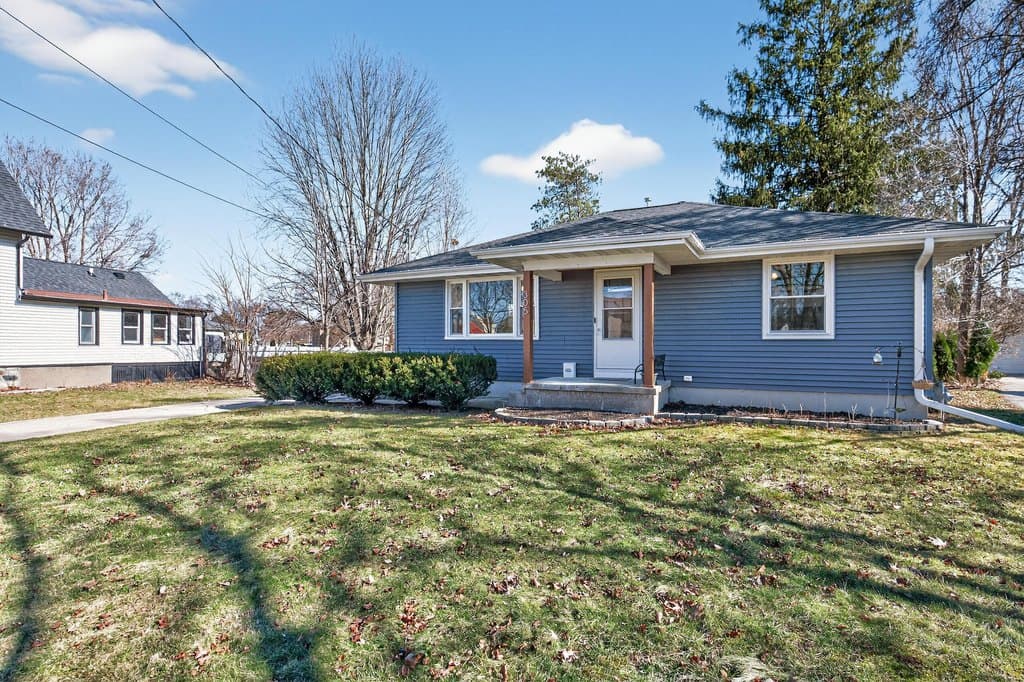 2 bedroom house for sale at 305 S Concord Rd Oconomowoc 53066 - $334,900