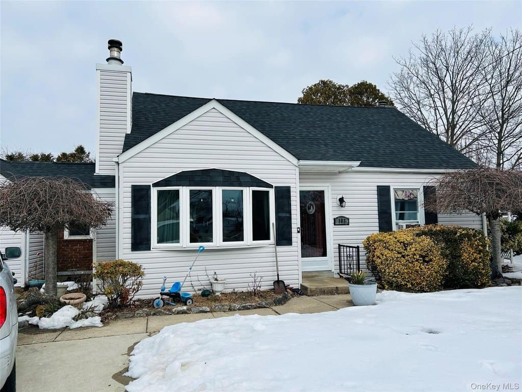 4 bedroom house for sale at 109 Vesper Ct Babylon 11702 - $765,000