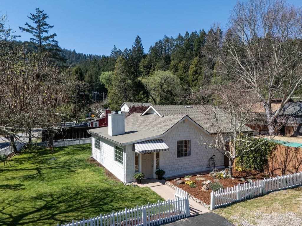 3 bedroom house for sale at 8215 Glen Arbor Rd Ben Lomond - $898,000