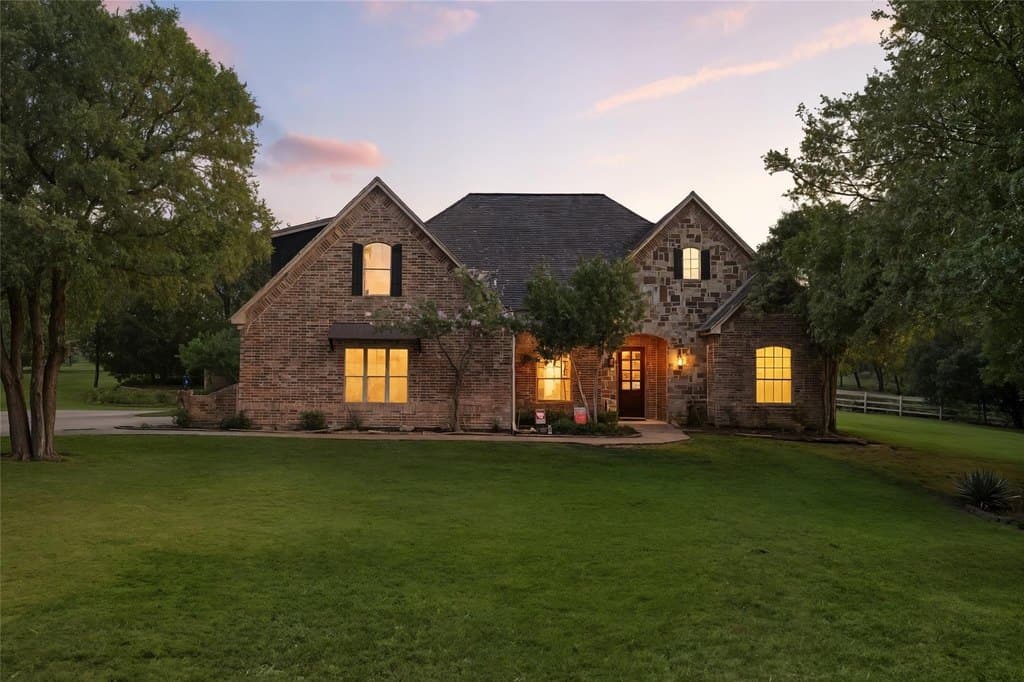 4 bedroom house for sale at 1417 Saratoga Ln Annetta North - $750,000
