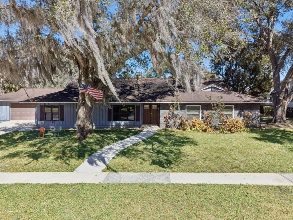 4 bedroom house for sale at 8937 Easterling Dr Bay Hill - $925,000