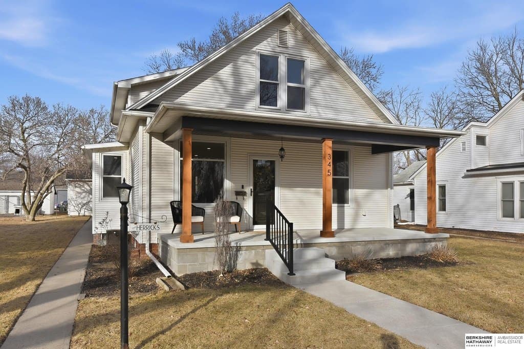 3 bedroom house for sale at 345 N 3rd St Arlington - $299,000