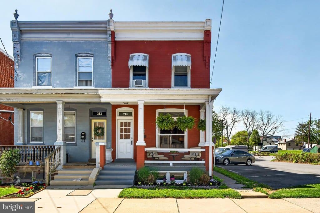 3 bedroom townhouse for sale at 214 Duke St Ephrata 17522 - $230,000