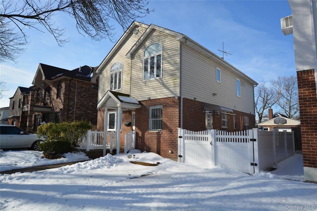 5 bedroom house for sale at 81-32 252nd St Bellerose - $1,188,000