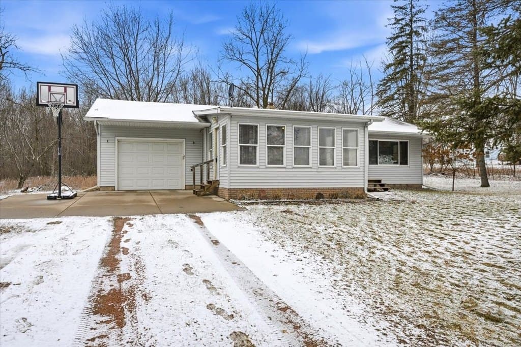 3 bedroom house for sale at N768 County Road N Augusta - $295,000