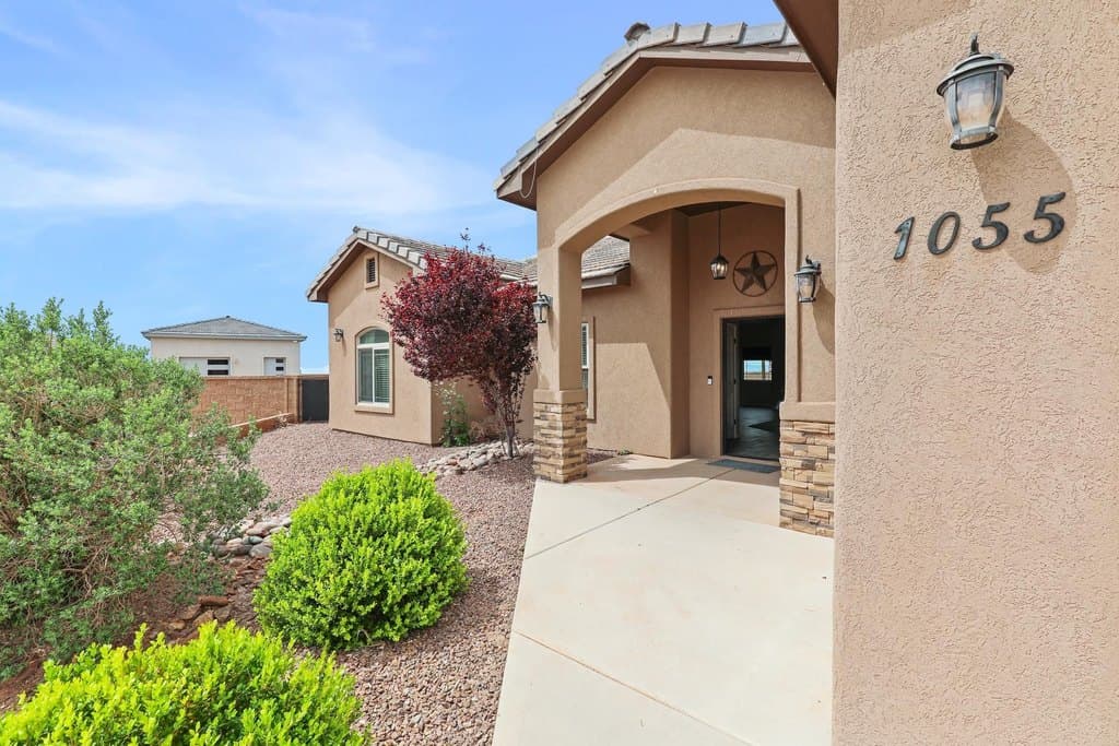 5 bedroom house for sale at 1055 Datura Dr Alamogordo - $500,000