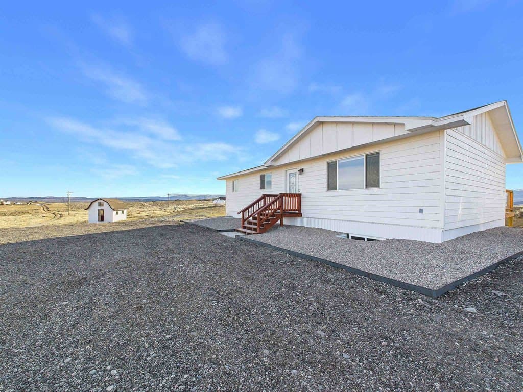3 bedroom house for sale at 20 Glory Ln Lander 82520 - $415,000