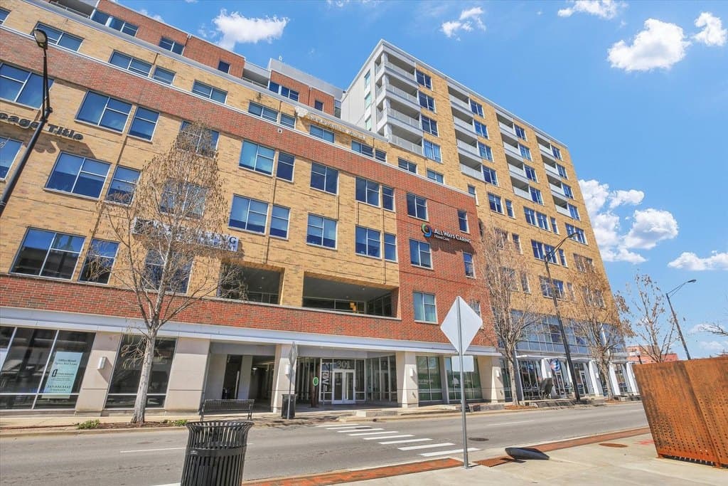2 bedroom condo for sale at 301 N Neil St Apt 608 Champaign - $449,900