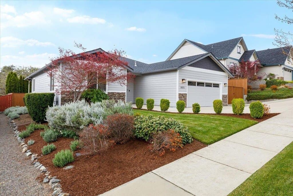 4 bedroom house for sale at 1025 McPhearson Ln Medford - $680,000