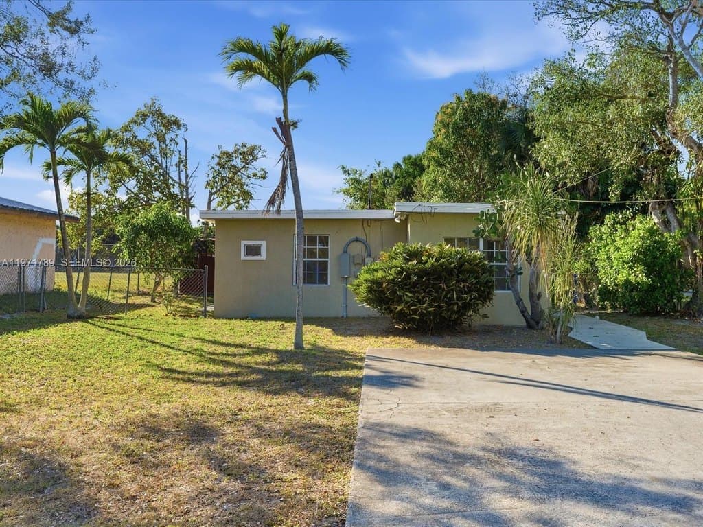 2 bedroom house for sale at 1561 SW 44th Ter Broadview Park - $250,000