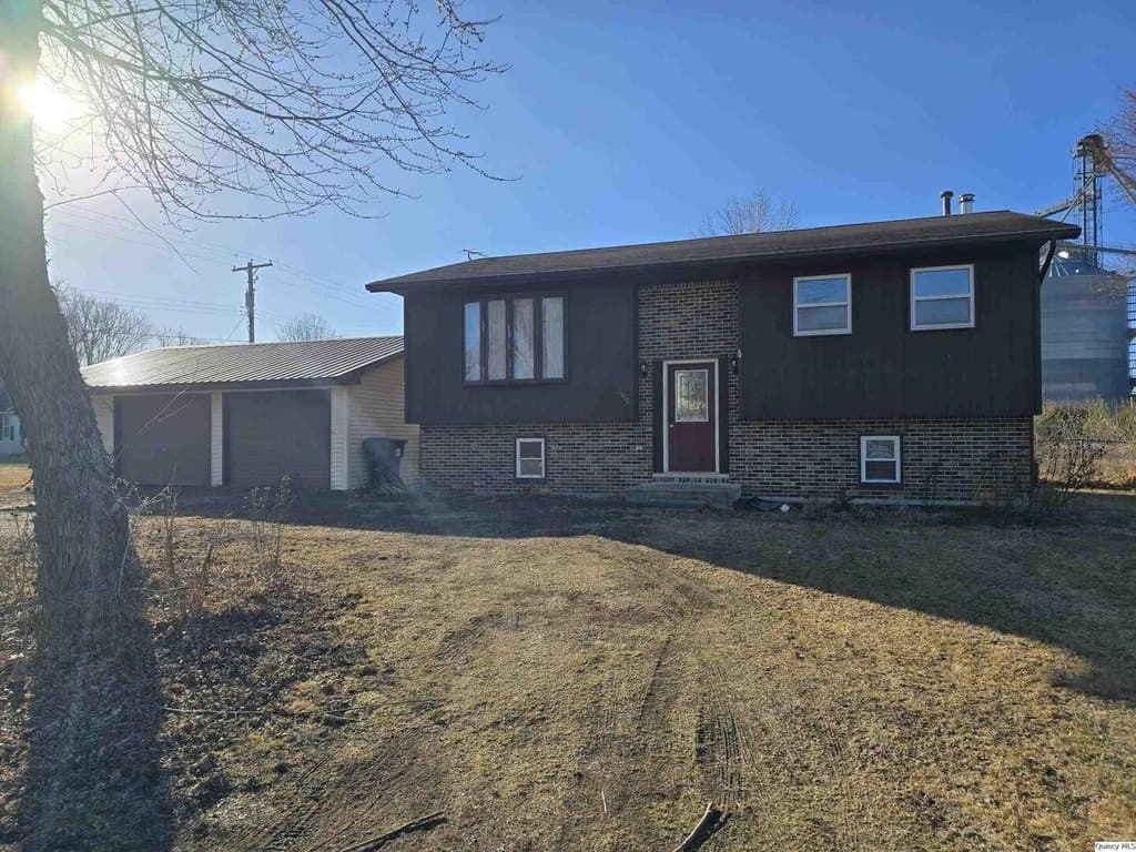 4 bedroom house for sale at 305 E 3rd St Bowen - $115,000