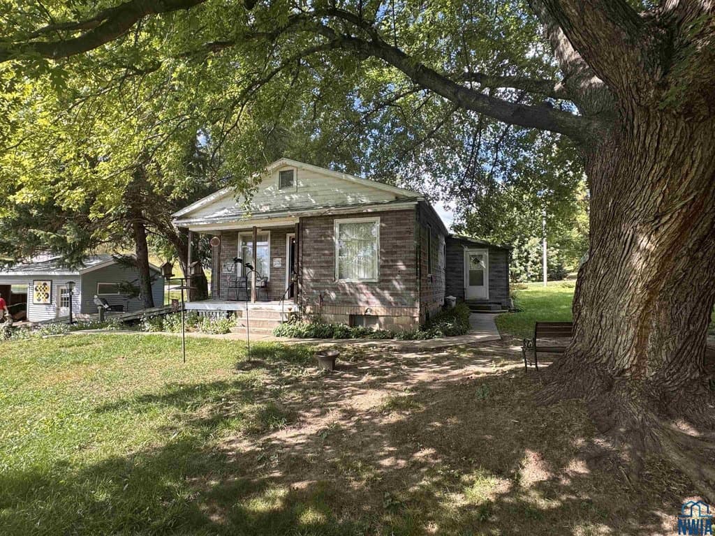 3 bedroom house for sale at 230 Maple St Bronson - $124,500