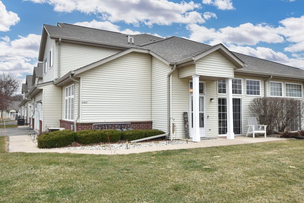 3 bedroom condo for sale at 2424 Fox River Pkwy Unit F Waukesha 53189 - $305,000
