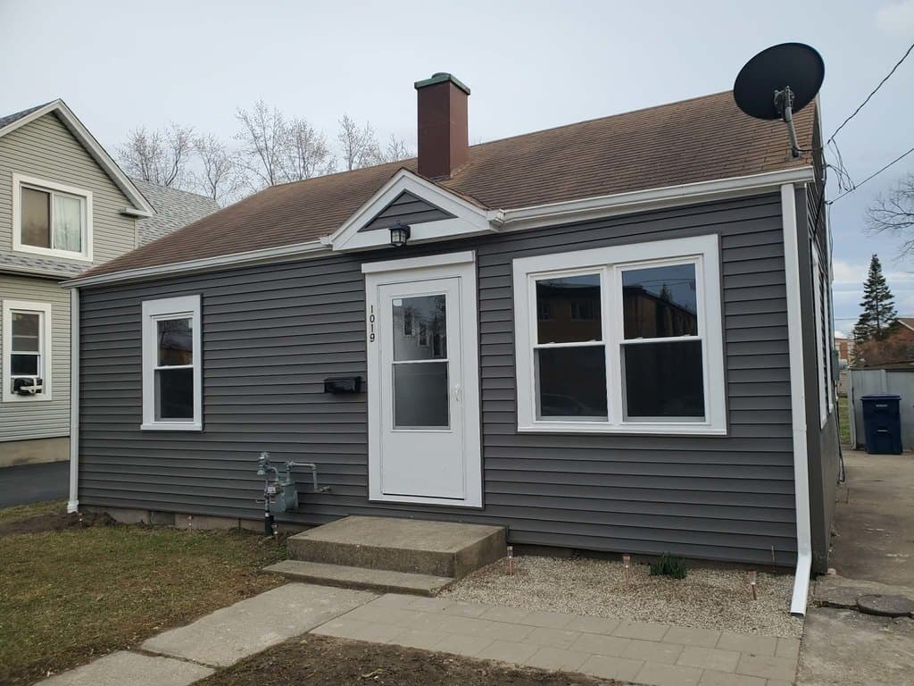 2 bedroom house for sale at 1019 Edwards St Waukegan 60085 - $209,900