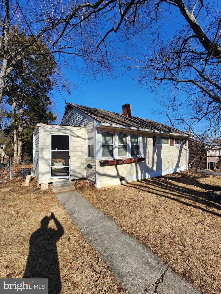 3 bedroom house for sale at 1212 Allison Dr Rockville 20851 - $399,000