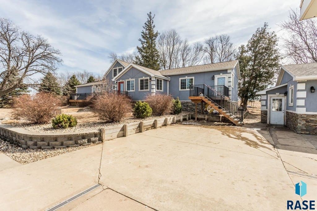 4 bedroom house for sale at 30175 477th Ave Alcester - $659,900