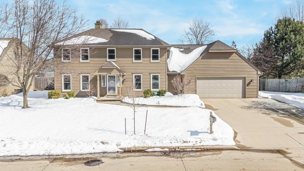 4 bedroom house for sale at 1734 S Rebecca Ln Appleton - $450,000