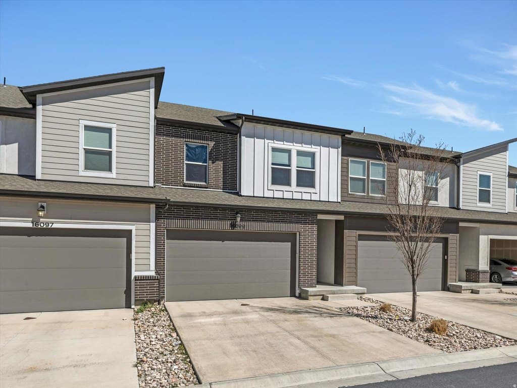 4 bedroom townhouse for sale at 16099 S Truss Dr Bluffdale - $515,000