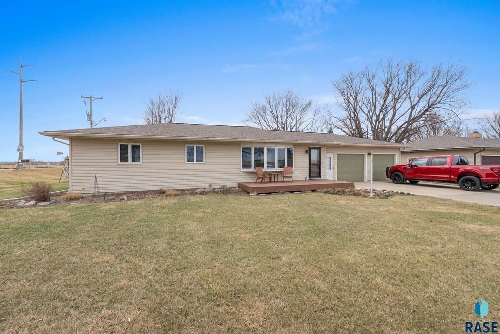 4 bedroom house for sale at 7401 N Cliff Ave Sioux Falls - $360,000